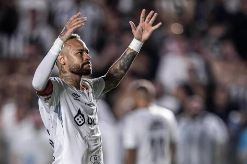 critica el césped sintético en el fútbol brasileño.