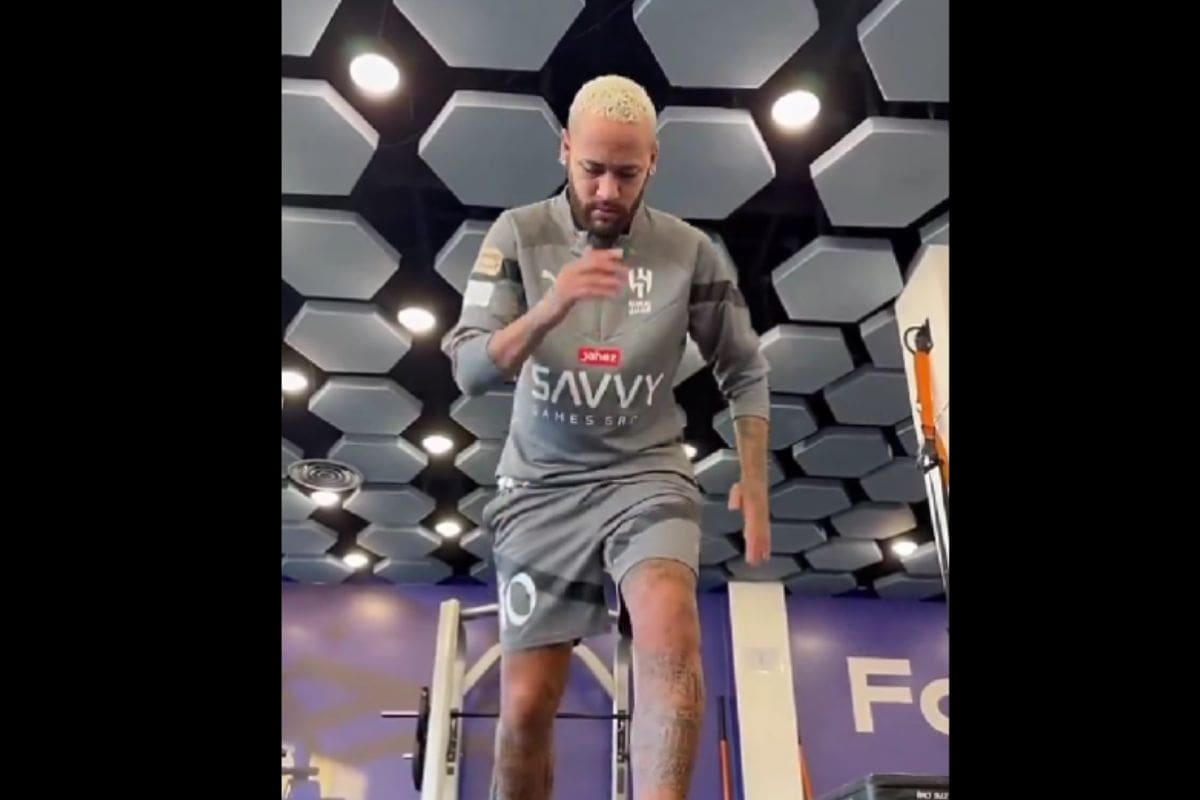 volvió a los entrenamientos en el Al-Hilal con cara de pocos amigos.