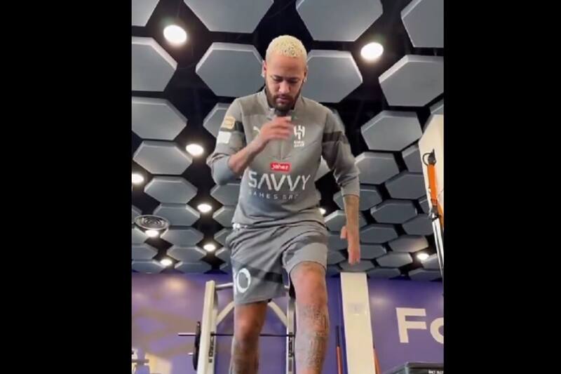 volvió a los entrenamientos en el Al-Hilal con cara de pocos amigos.