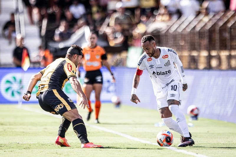 El brasileño en uno de los partidos que ha disputado este año con el Santos.
