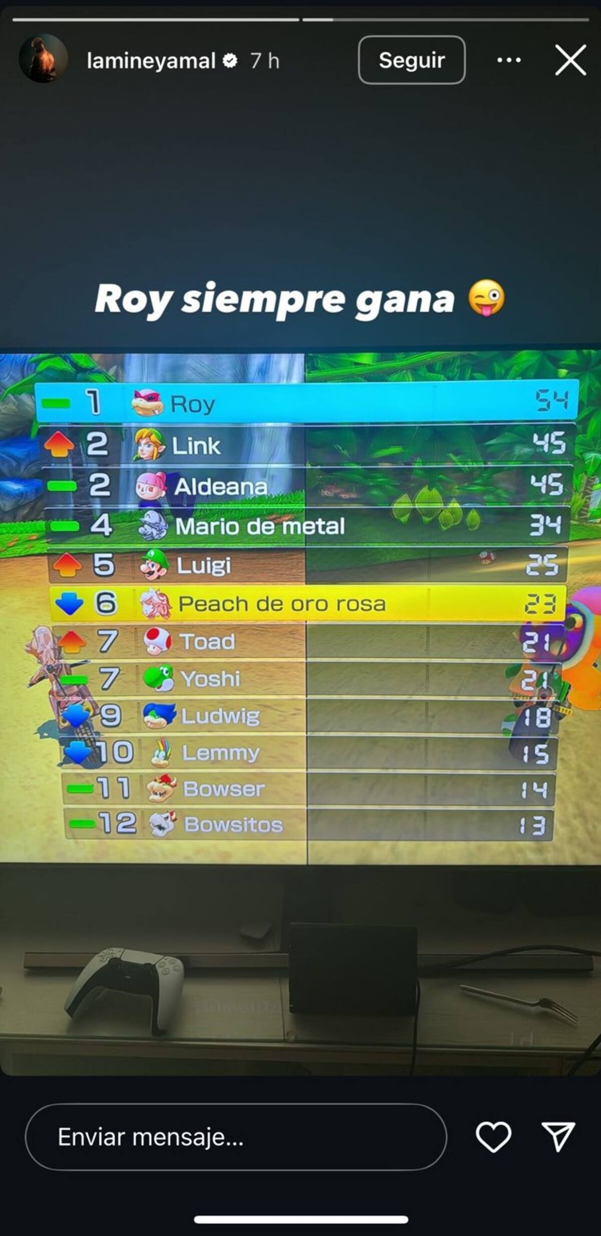 El futbolista jactándose de ganar la carrera.