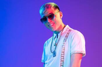 Nicko Og anuncia que será padre en plena presentación