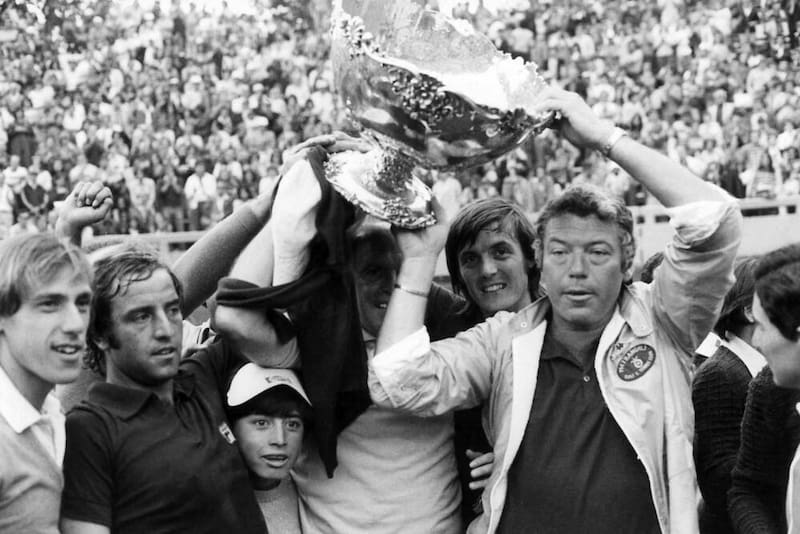 El capitán y sus jugadores celebran la obtención de la Copa Davis 1976 en Chile.
