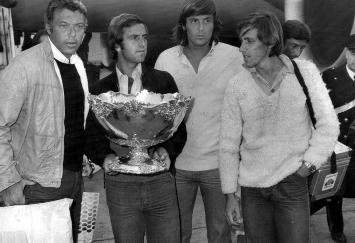 El capitán italiano (primero de izquierda a derecha) junto a los jugadores que le ganaron a Chile la final de Copa Davis 1976.