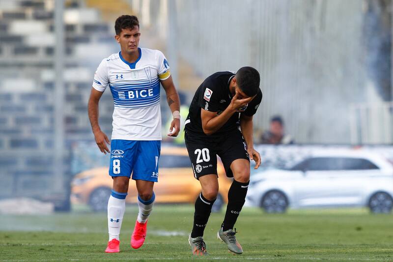 Nicolás Blandi sufrió con las bengalas en el clásico entre Colo Colo y Universidad Católica del 16 de febrero del 2020.