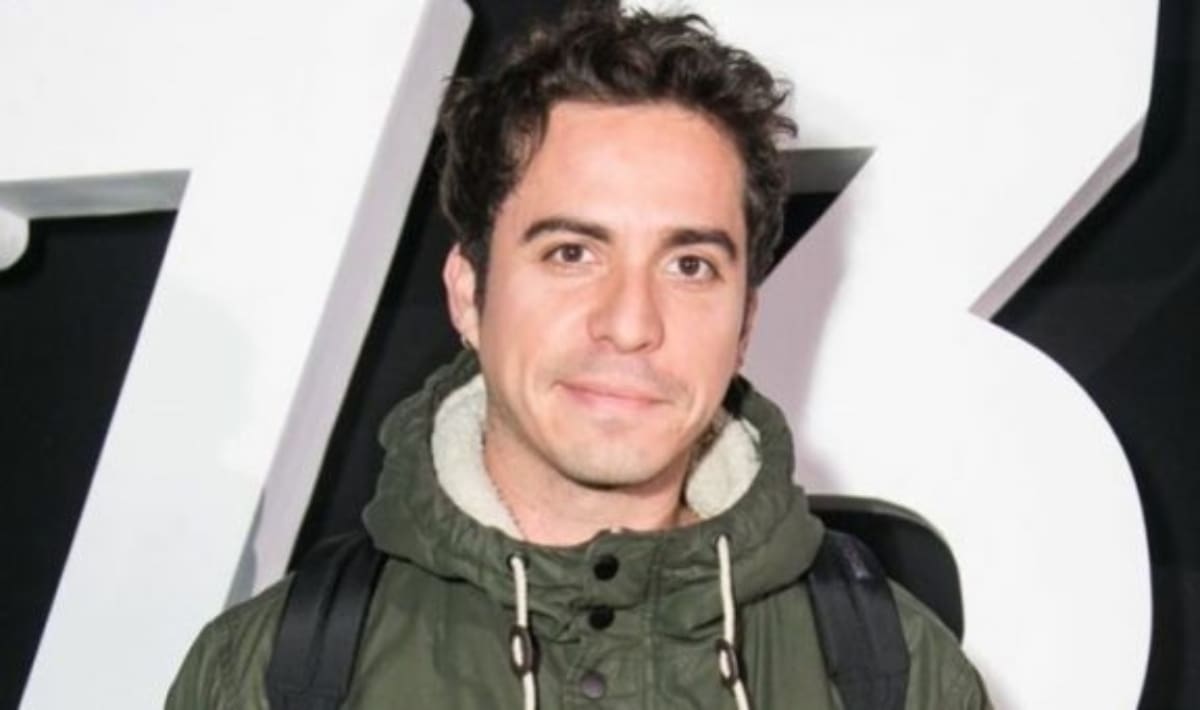 es un reconocido actor chileno que ha participado en varias teleseries.