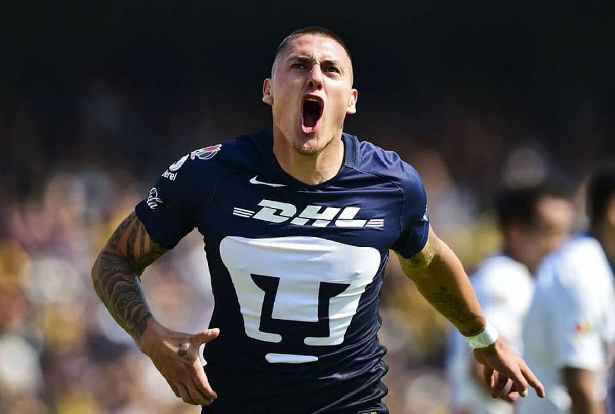 Nicolás Castillo con la camiseta de Pumas de la UNAM, donde tuvo su mayor proyección goleadora, en la temporada 2017/18.