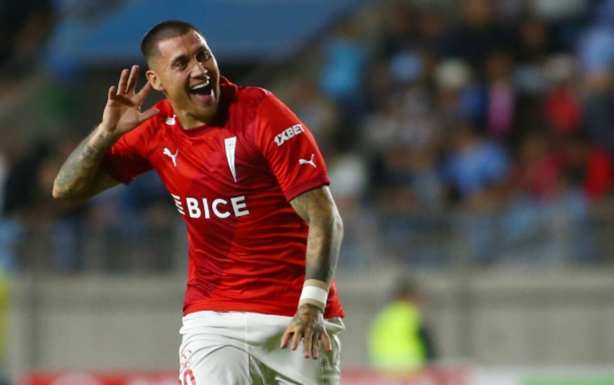 Nicolás Castillo ha sorprendido a Joaquín Torres. Foto: Agencia Aton.