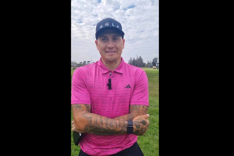 Nicolás Castillo se entretiene jugando golf.