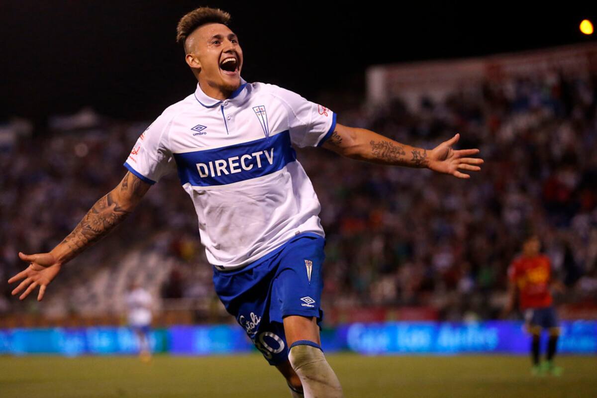 El delantero, en sus tiempos con la camiseta de Universidad Católica, celebra un gol ante Unión Española.