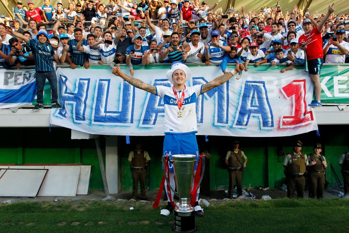celebrando en Temuco uno de los títulos que ganó con Universidad Católica (Foto: Aton)