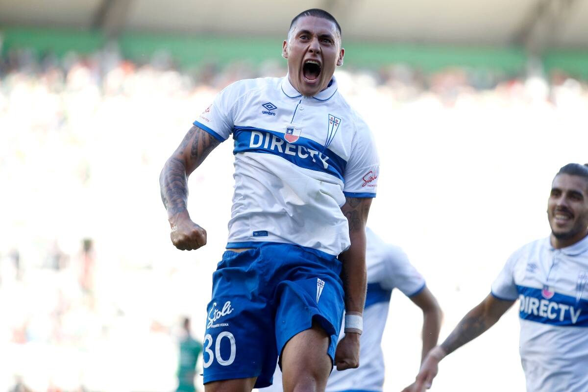 celebrando un gol con Universidad Católica en 2016