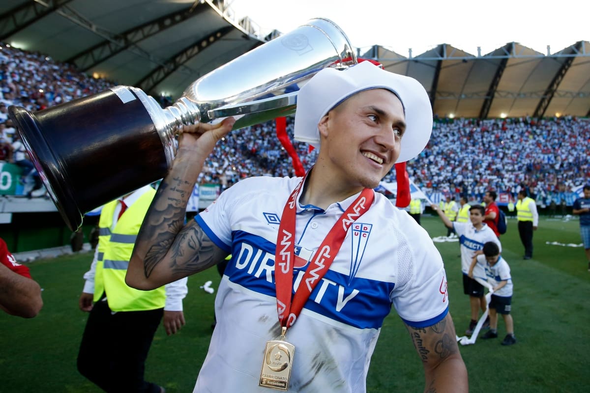 celebrando su último título con Universidad Católica