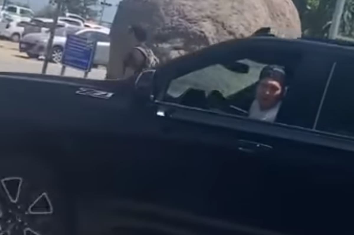 insultó y agredió a un entrenador de básquetbol de Universidad de Chile que estaba con indumentaria de la U en San Carlos.