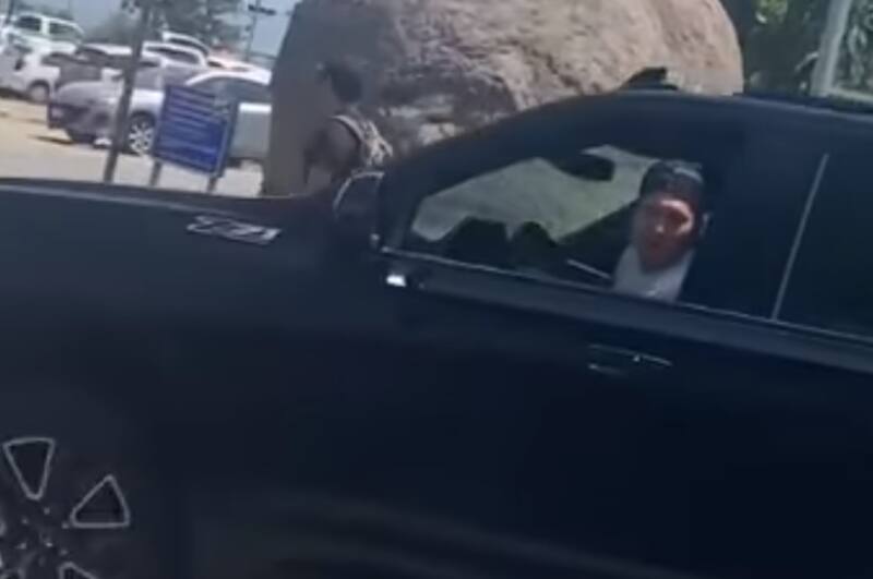 en una de las secuencias del video donde agrede a Isaac Arévalo, entrenador de basquetbol de la Universidad de Chile.
