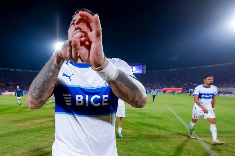 Nicolás Castillo haciéndole gestos a los hinchas de la U. Foto: Agencia Aton.