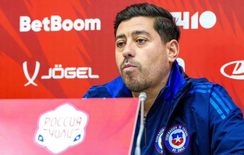 El DT de la Roja adulta, por ahora, dejó dudas sobre su futuro. Foto: Agencia Aton