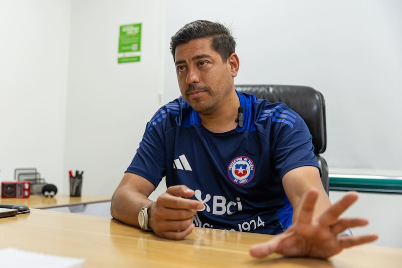 "Es súper importante incluir a los entornos de los jugadores, porque hay muchos de ellos que carecen de entorno o si los tienen, son muy vulnerables", enfatiza el entrenador de 45 años.