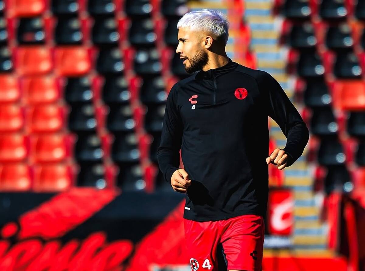 se aleja lentamente de Colo Colo.