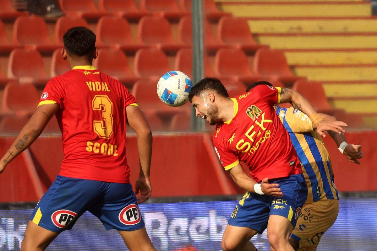 (en la foto, cabeceando el balón) afrontó el delicado momento por el que atraviesan los rojos. foto: Agencia Aton.