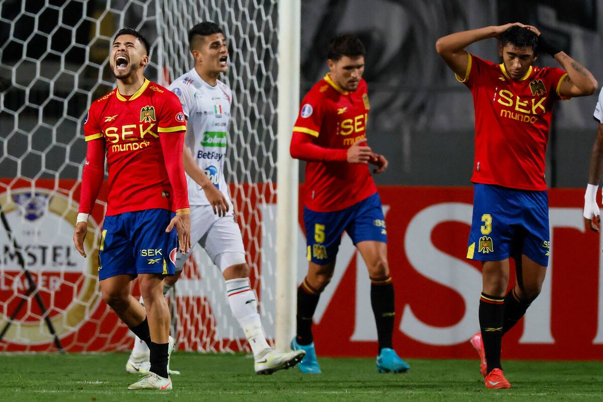 El defensa (a la izquierda) nuevamente suena en Colo Colo y su llegada de complica. Foto: Agencia Aton