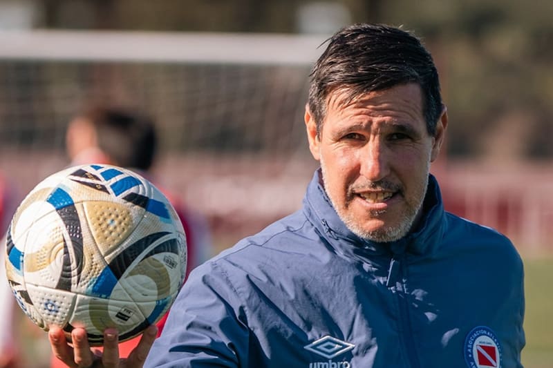 El DT está en carpeta de la U. Foto: Twitter Argentinos Juniors.