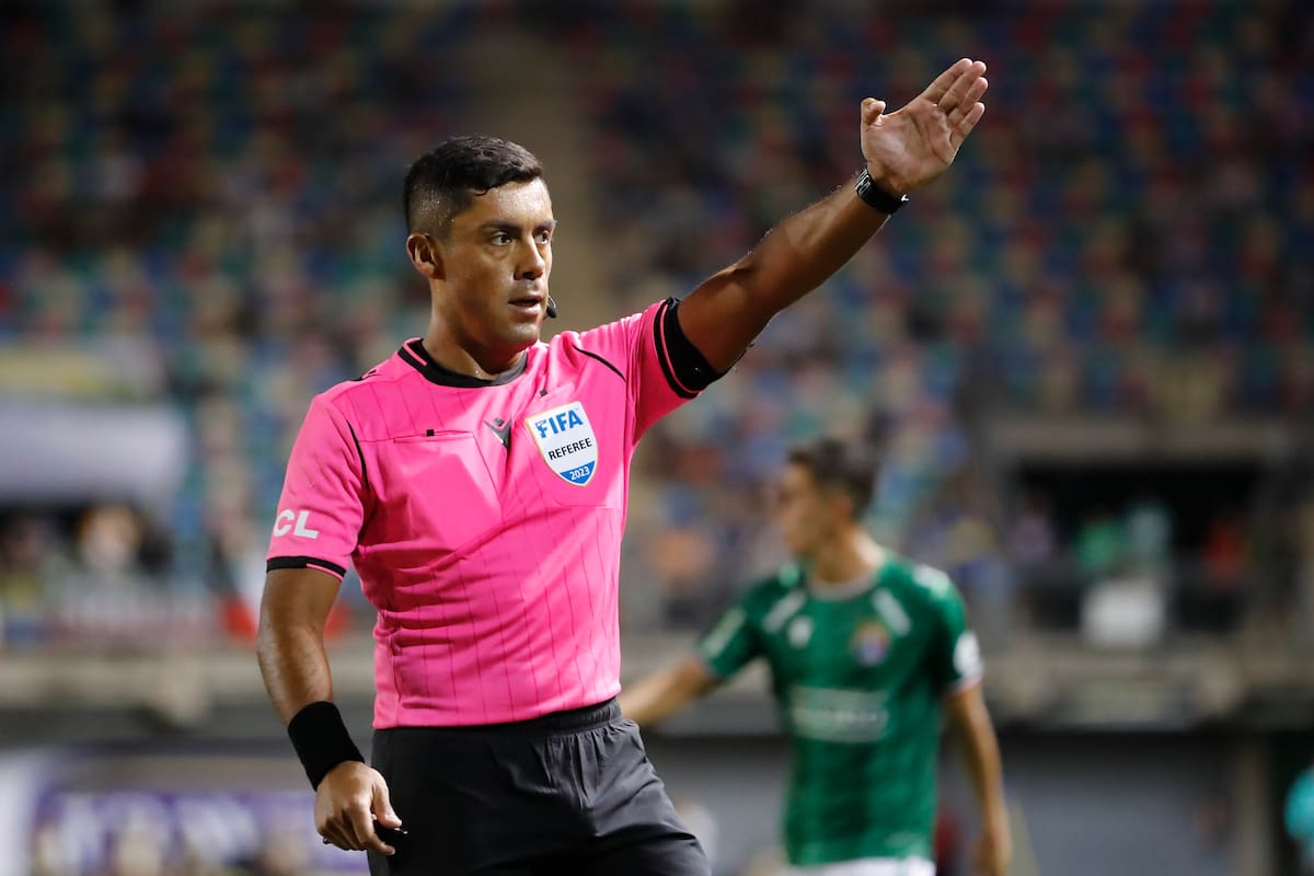 El sueldo que reciben los árbitros en el fútbol chileno.