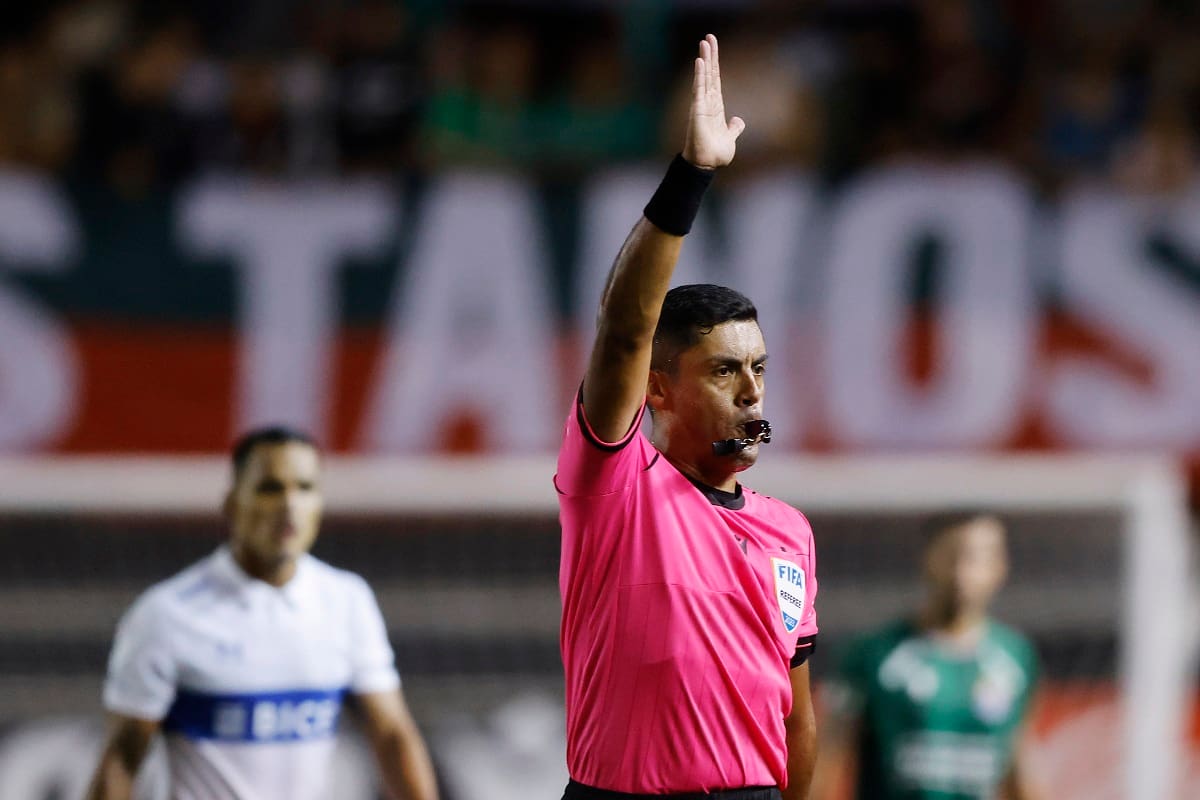 El juez fue sancionado con 15 partidos sin cumplir sus funciones.
Felipe Zanca/Photosport