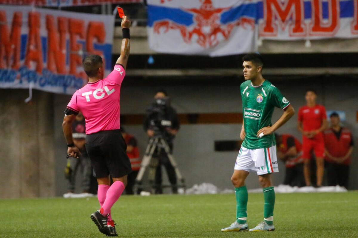 Nicolás Gamboa mostrando tarjeta roja en UC vs Audax. Foto: Aton.