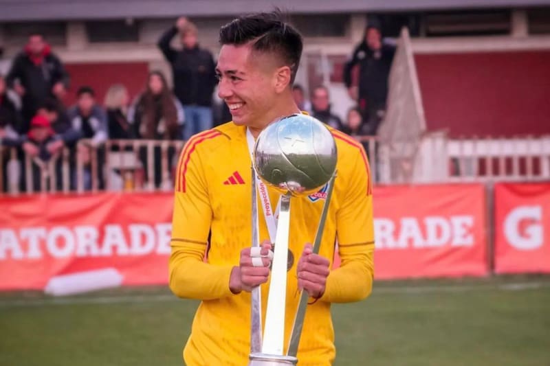 El joven arquero de Colo Colo será baja por los próximos meses.