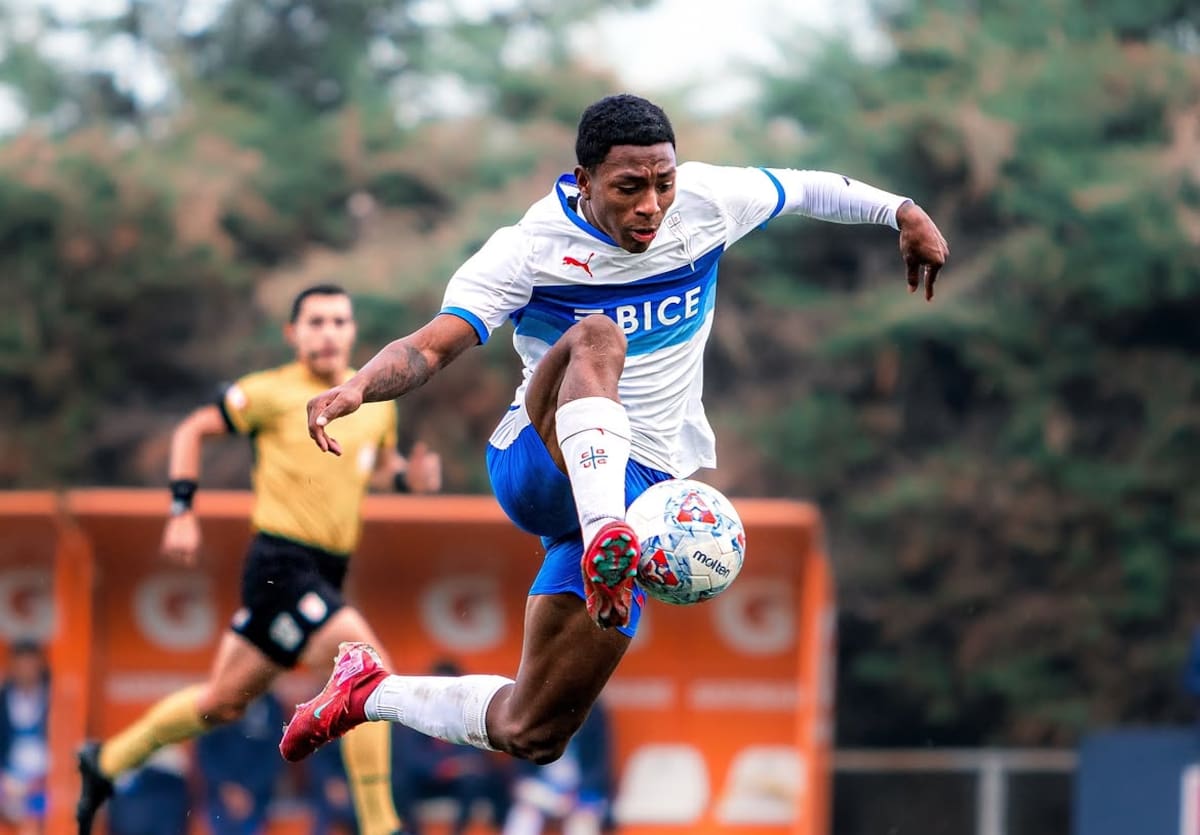 El delantero no quiere irse de la UC hasta debutar. Foto: @n4cho.posting.