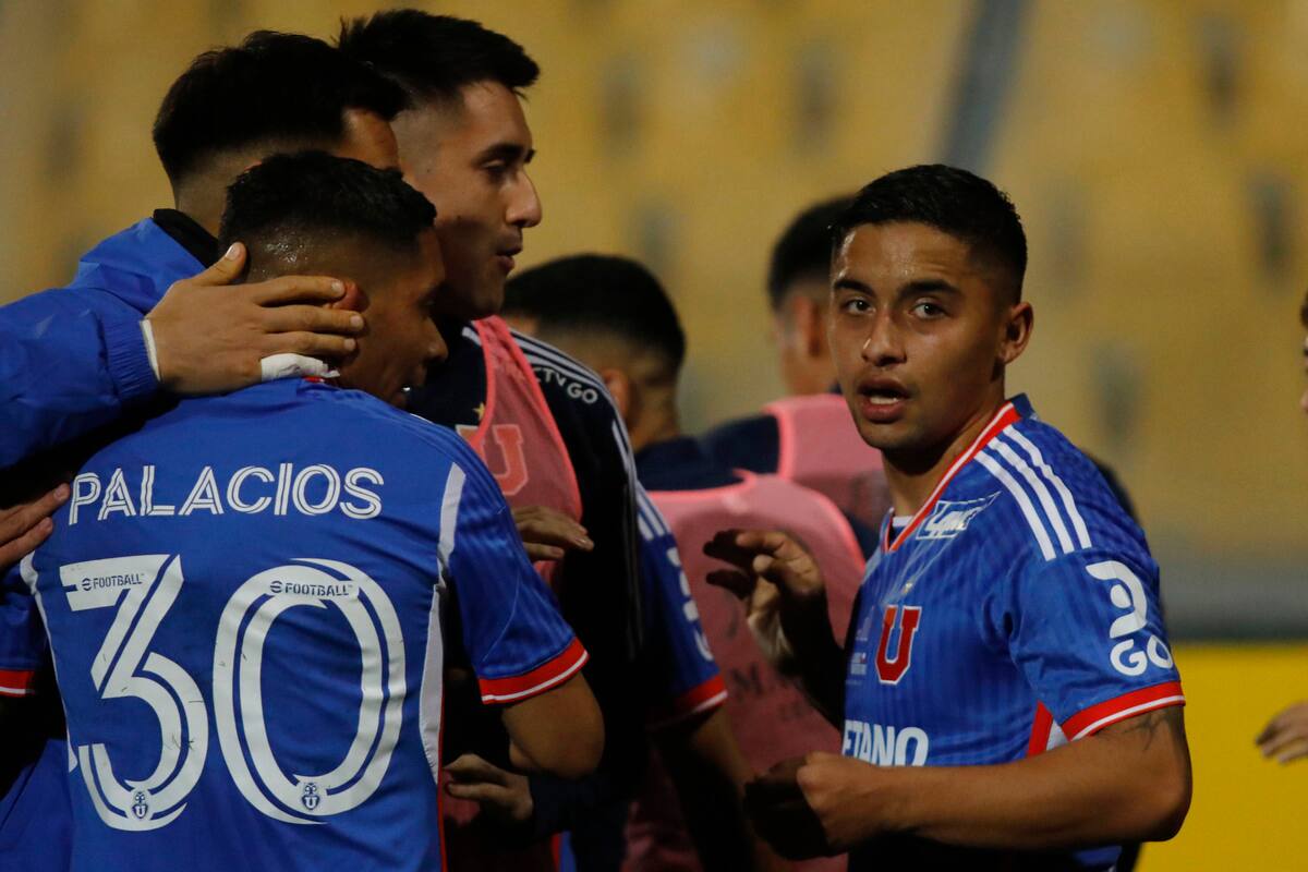 Universidad de Chile viene de vencer a la Universidad Católica en su partido suspendido en Concepción.