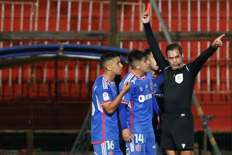 reclamando la tarjeta roja recibida en el partido entre Universidad de Chile y O'Higgins.