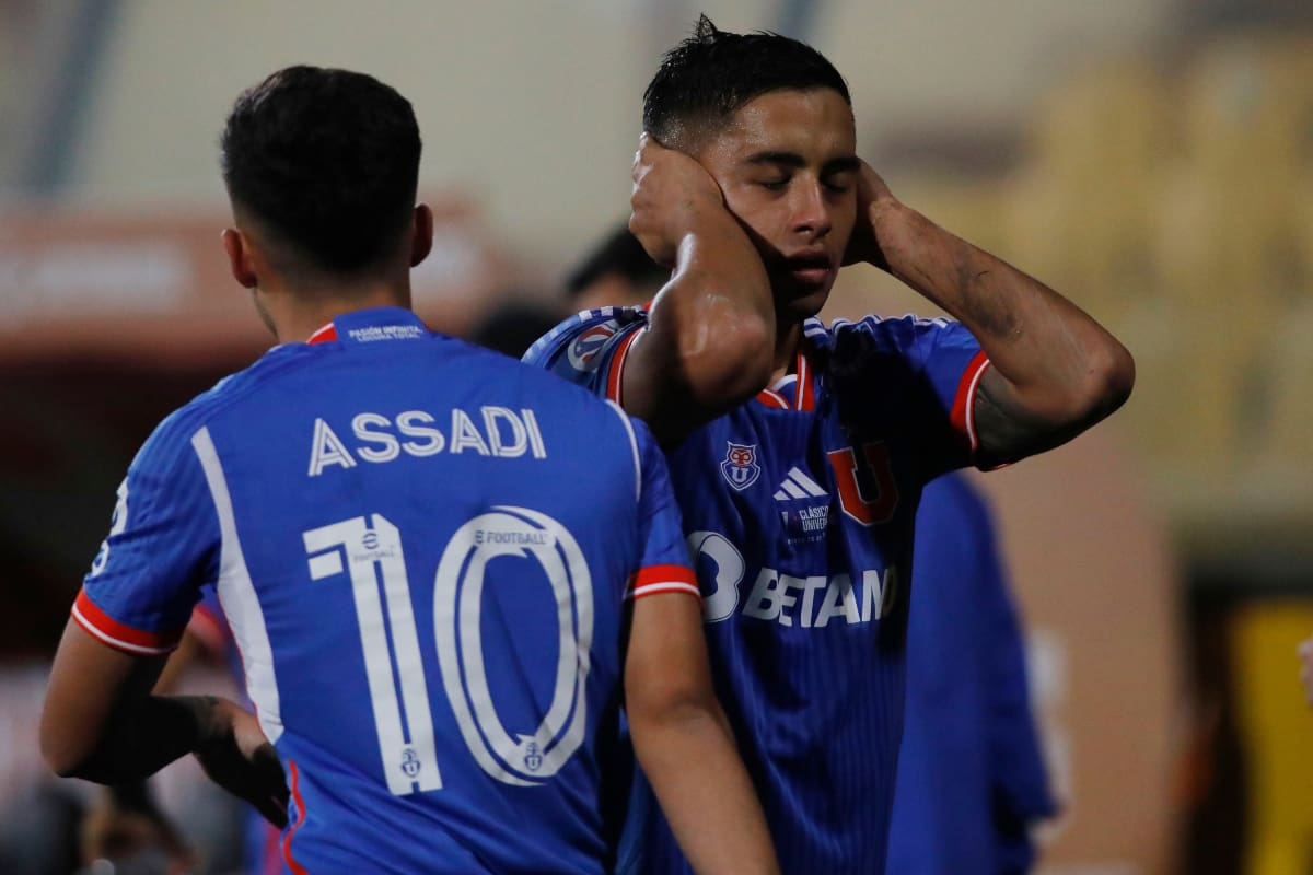 celebrando gol en Universidad de Chile.