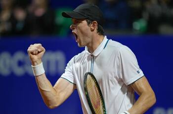 Nicolás Jarry venció en un partidazo a Stan Wawrinka y sigue su camino en el ATP de Buenos Aires