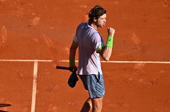 Nicolás Jarry se bajó de Stuttgart y se fue de vacaciones con Juanito y su esposa a Mallorca