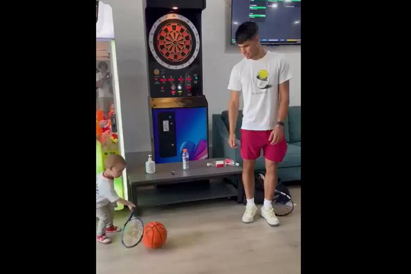 El tenista chileno compartió un video en el cual su hijo juega con Carlos Alcaraz.