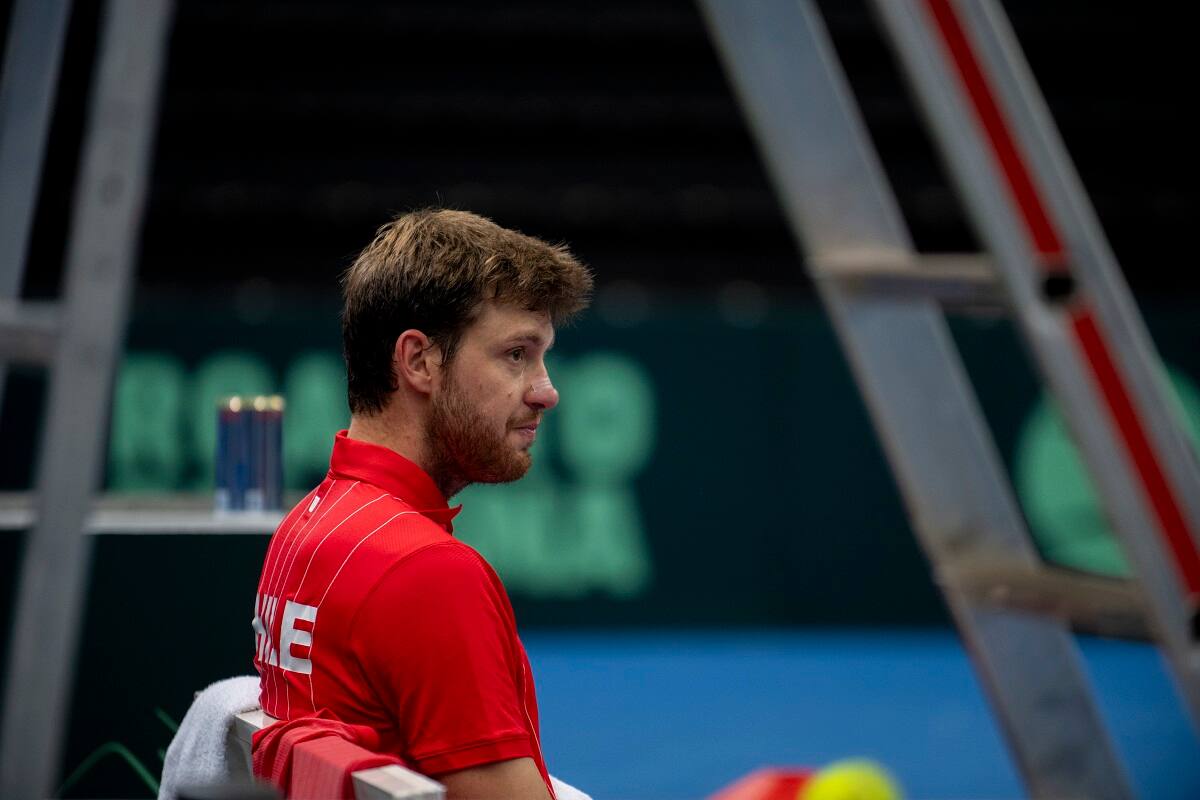 sufre problemas de salud en la ante sala de la Copa Davis.