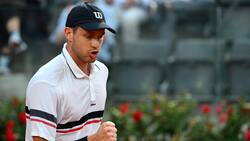 ¡Como león enjaulado! La eufórica celebración de Nico Jarry tras ganarle el segundo set ante Tsitsipas