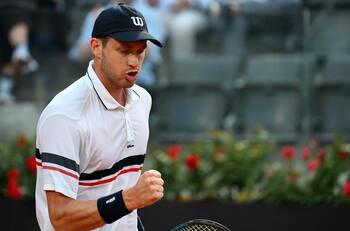 ¡Como león enjaulado! La eufórica celebración de Nico Jarry tras ganarle el segundo set ante Tsitsipas