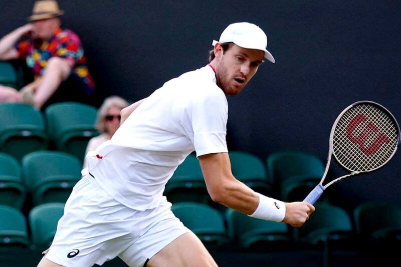 Una innovadora estrategia de marketing llevó al chileno a utilizar unos inéditos mensajes publicitarios en su indumentaria.