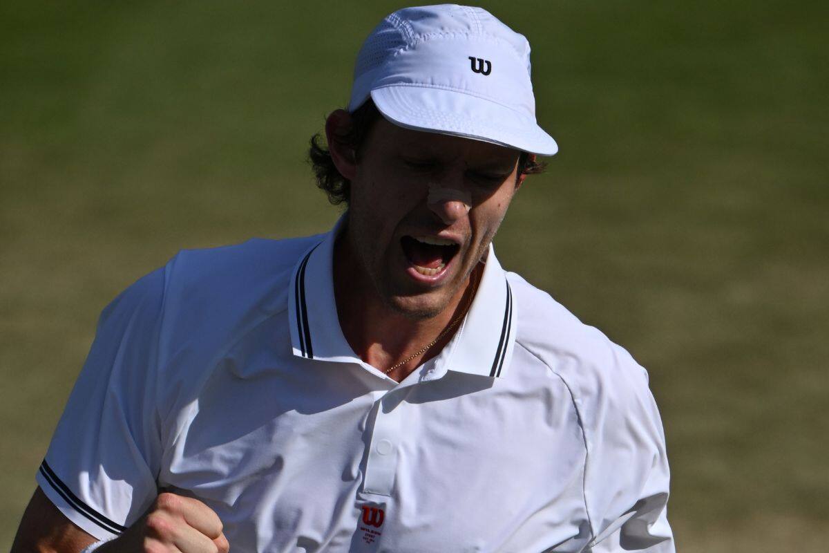 Nicolás Jarry celebrando en Wimbledon su triunfo ante Joao Fonseca. Créditos: EFE