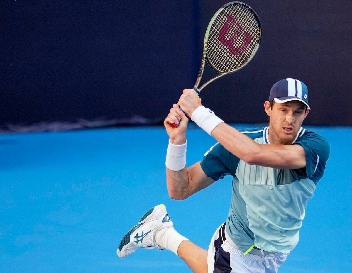 Nicolás Jarry perdió su servicio en momentos claves, lo que le costó la eliminación en Adelaida.