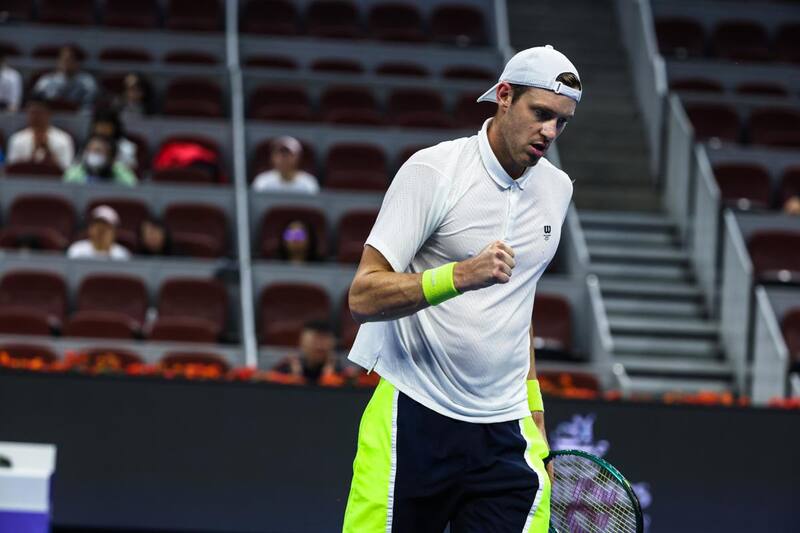 Nicolás Jarry está en cuartos de final del dobles en Beijing. EFE