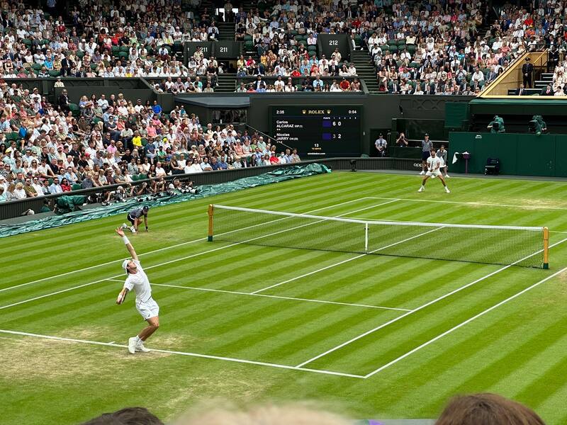 Jarry se enfrentó a Carlos Alcaraz en la Cancha Central de Wimbledon