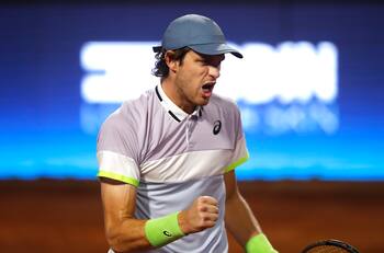 Nicolás Jarry se hace fuerte en casa, vence a Diego Schwartzman y avanza a cuartos de final del Chile Open