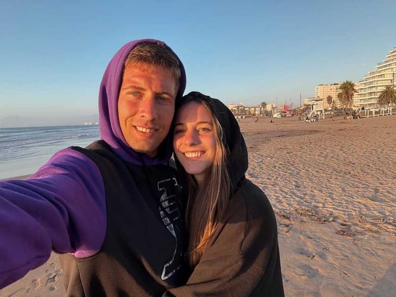 Con Micaela, su pareja, en la playa Peñuelas. Foto: @micadelmasso_ en Instagram