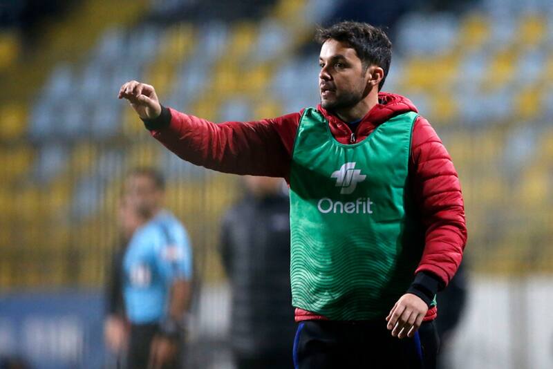 El DT que pasó por el fútbol chileno dirigirá a Mauricio Isla en Independiente. Foto: Aton.