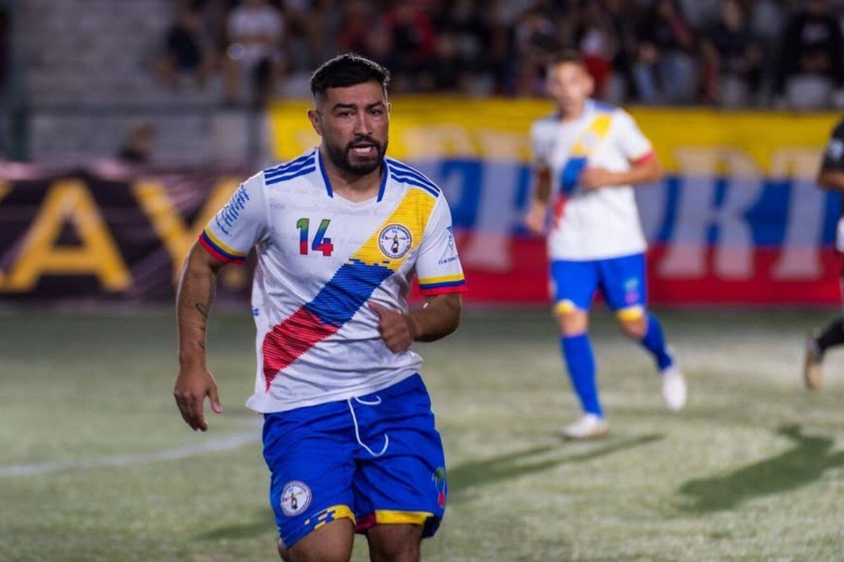 con la camiseta del Deportivo Ecuador, en la primera fecha del Campeonato Nocturno de Peñalolén. Foto: Instagram Comunidad Deportiva Peñalolén.