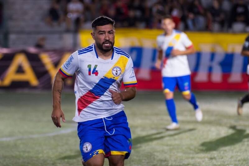 con la camiseta del Deportivo Ecuador, en la primera fecha del Campeonato Nocturno de Peñalolén. Foto: Instagram Comunidad Deportiva Peñalolén.